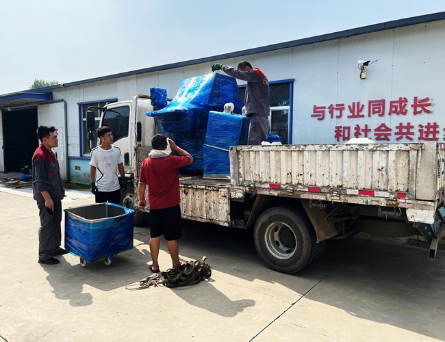 氣動鹽水注射機?200L料車3臺，發(fā)貨河南安陽